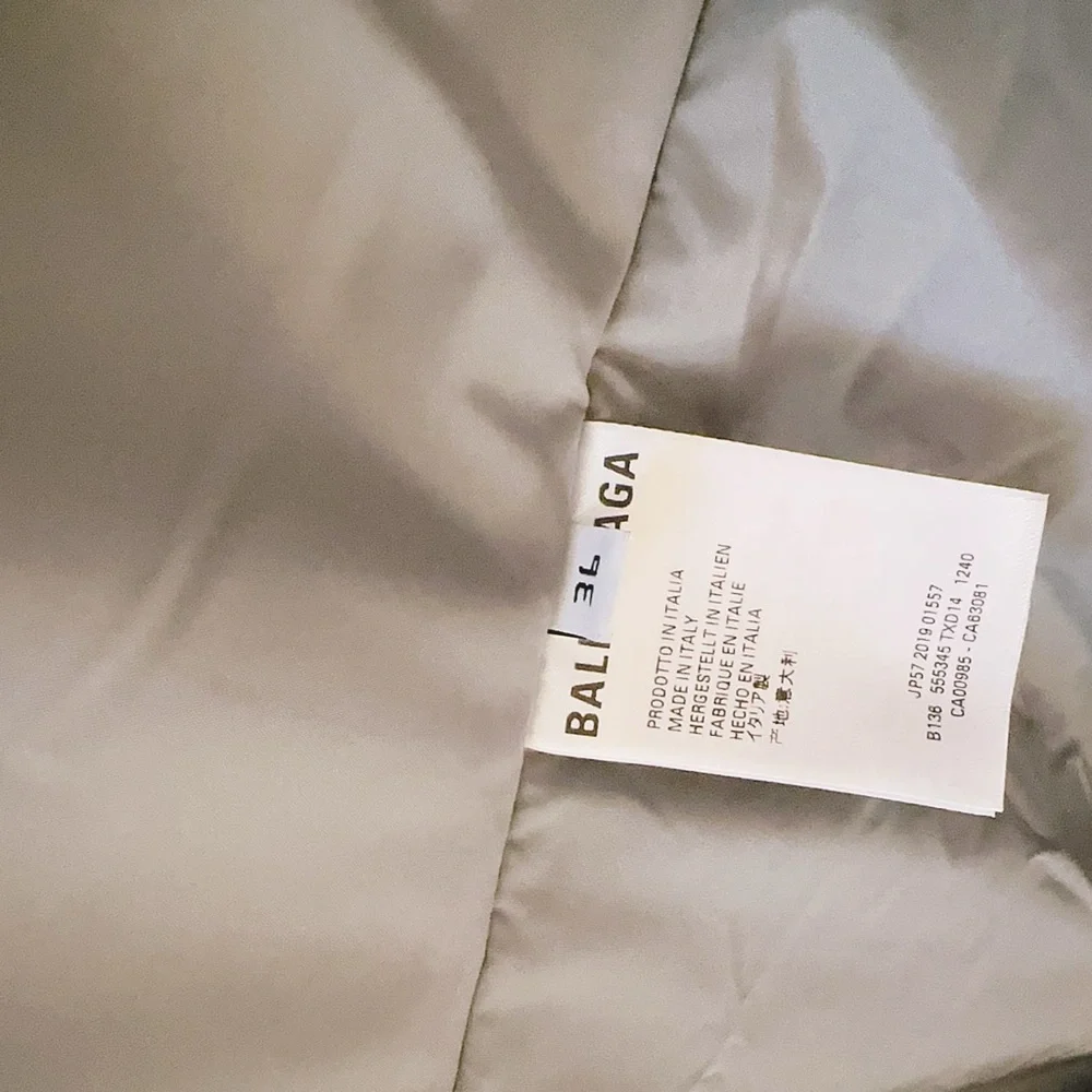 Authentic BALENCIAGA PUFFER JACKET - Picture 7 of 14